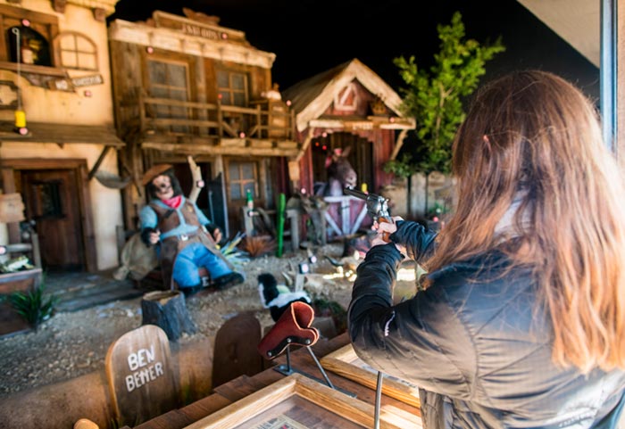 Jenna Kvidt在Grand Canyon West的Hualapai Ranch Shootin'画廊拍摄。