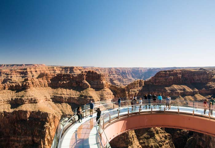 Skywalk的游人在老鹰点，在大峡谷的西部边缘的一座玻璃桥梁。