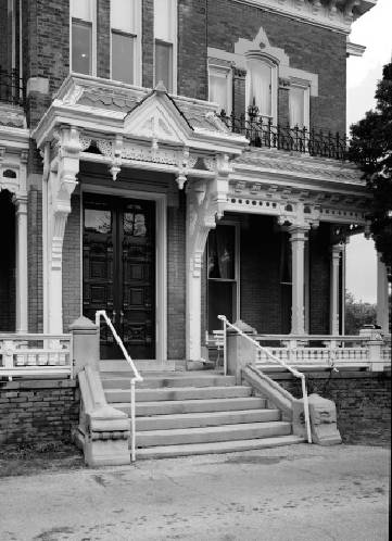 A black-and-white photo of the entrance of the Vaile Mansion in Independence, MO