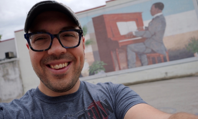 Ragtime performer, Martin Spitznagel taking a selfie in front of the Scott Joplin mural in Sedalia, MO.
